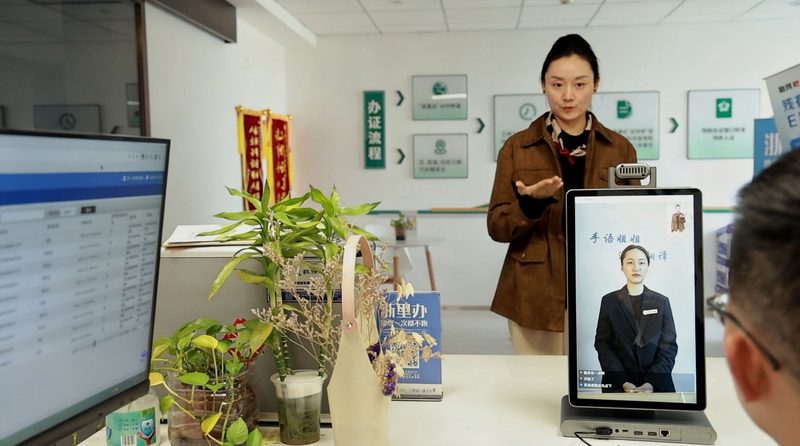 手语单面屏落地实拍：政务服务大厅窗口部署手语翻译一体屏