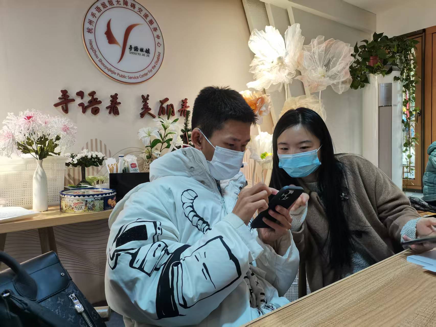 手语译员陪同听障人士办理业务
